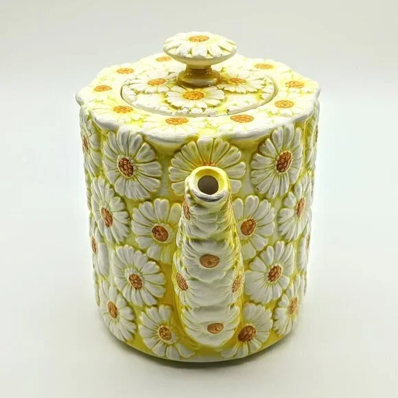 Brinn's Daisy Ceramic Vintage Tea Pot - Picture 4 of 9